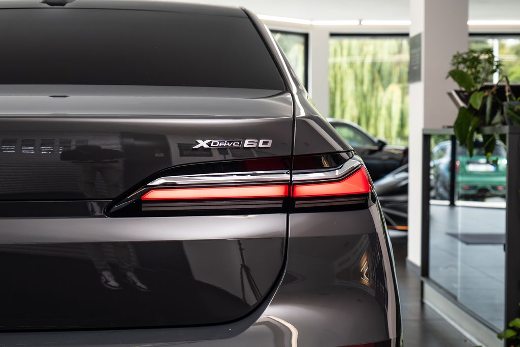 BMW i7