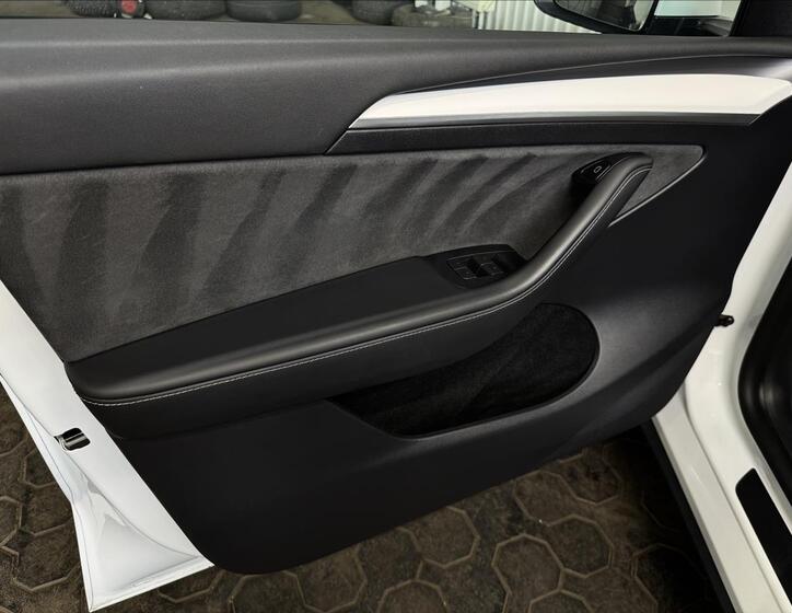 Tesla Model Y 14