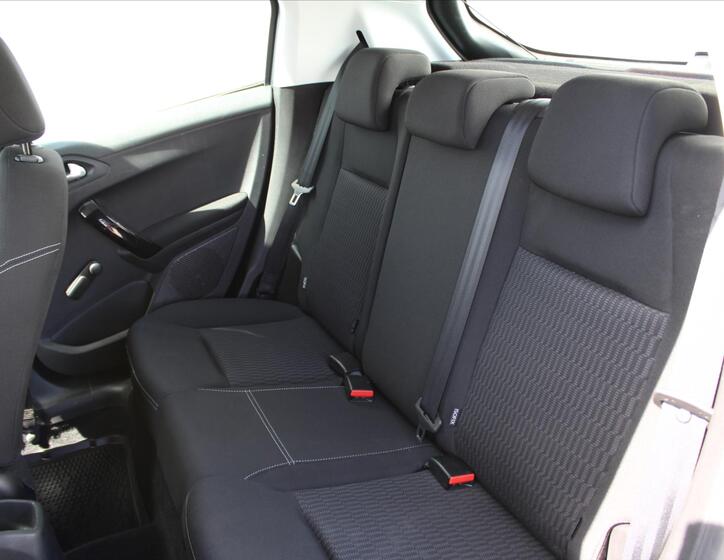 Peugeot 208 11
