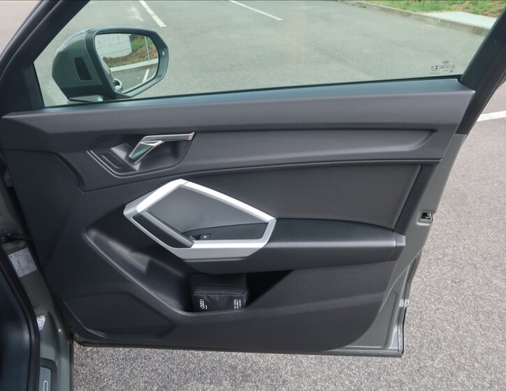 Audi Q3 22