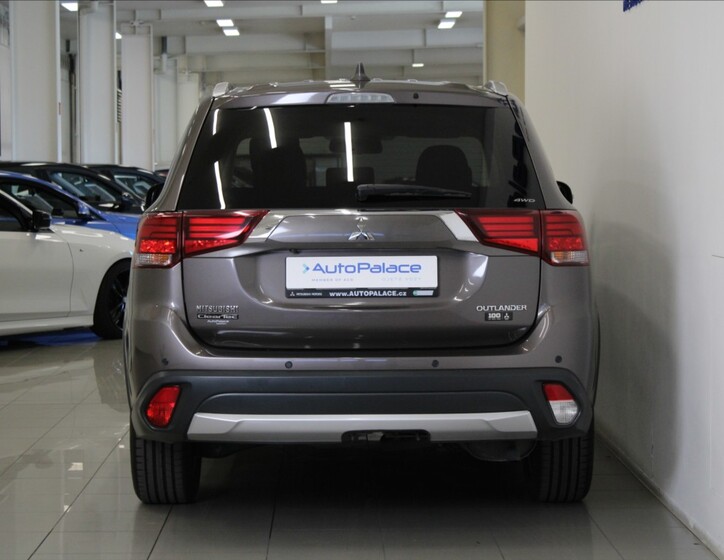 Mitsubishi Outlander 4