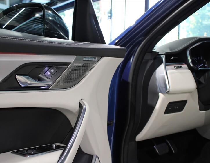 Jaguar F-Pace 11