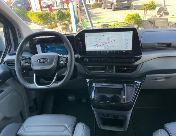 Ford Tourneo Custom 11