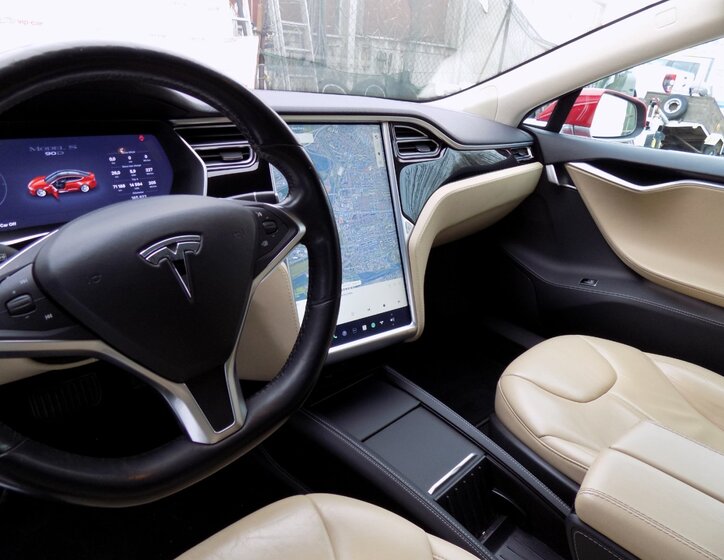 Tesla Model S 24