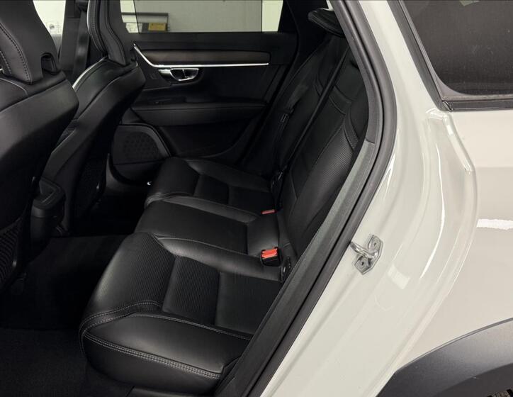 Volvo V90 8