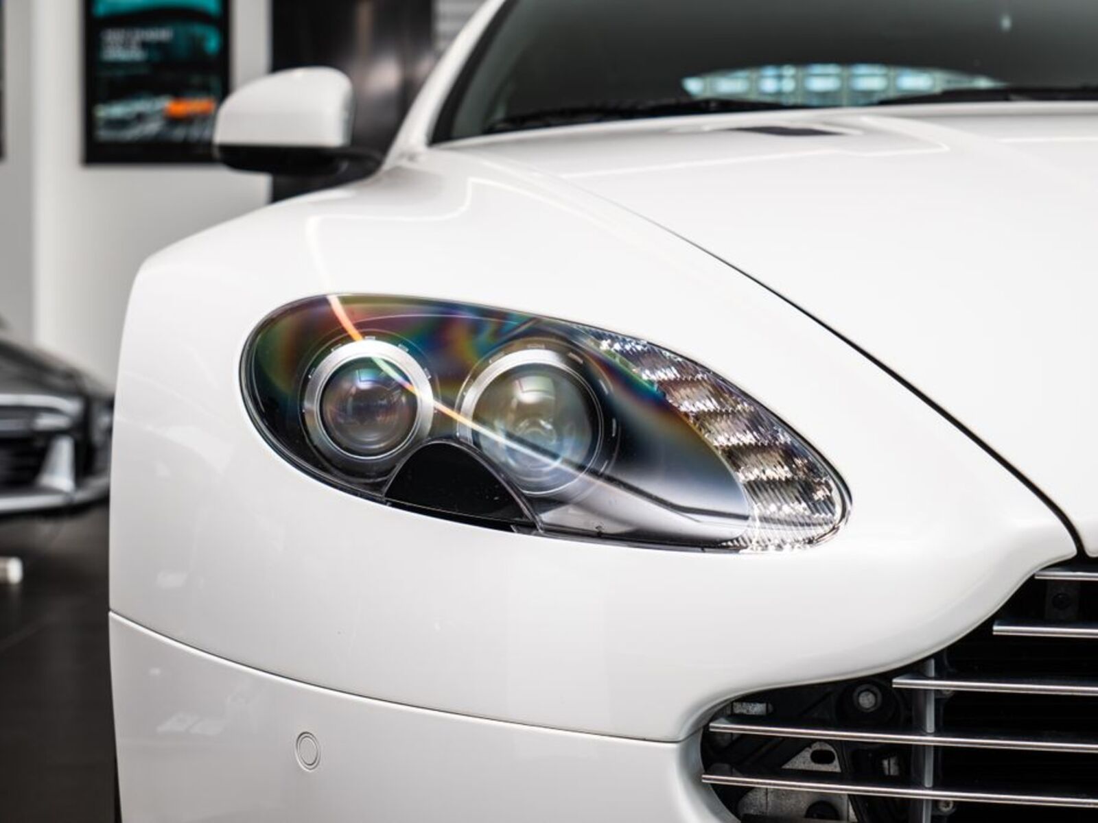 Aston Martin V8 Vantage 23