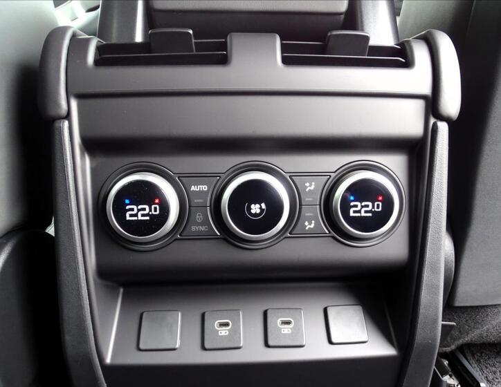 Land Rover Defender 31