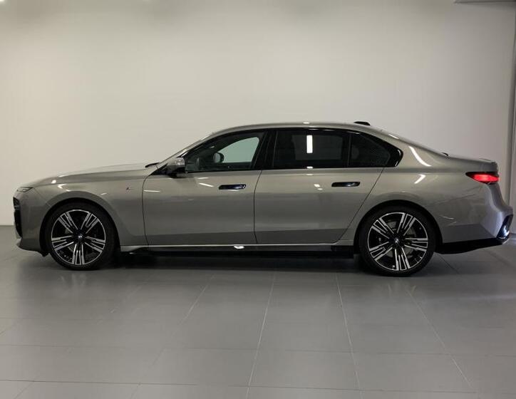 BMW i7 2
