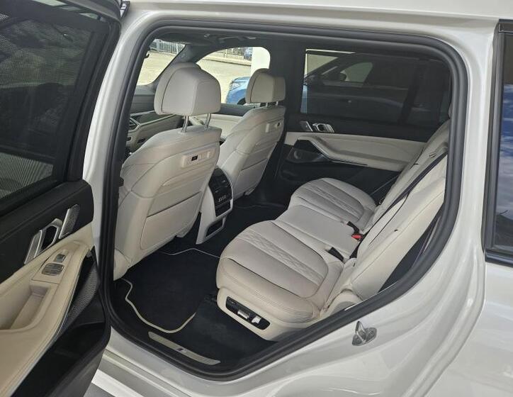 BMW X7 11