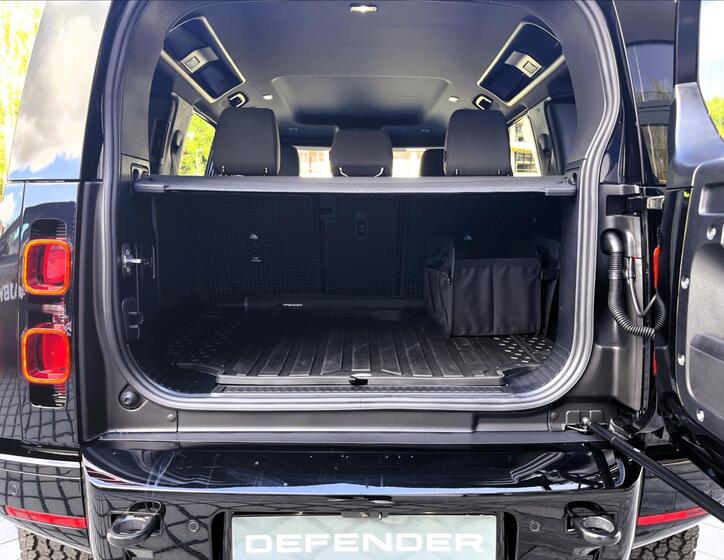 Land Rover Defender 6
