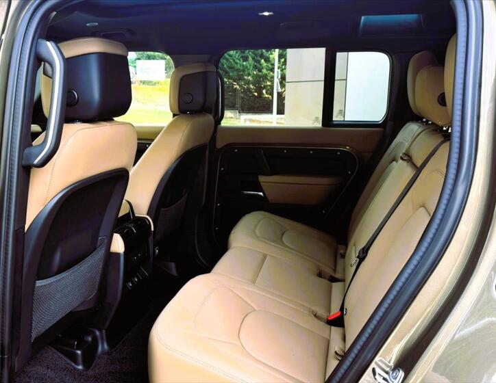Land Rover Defender 21