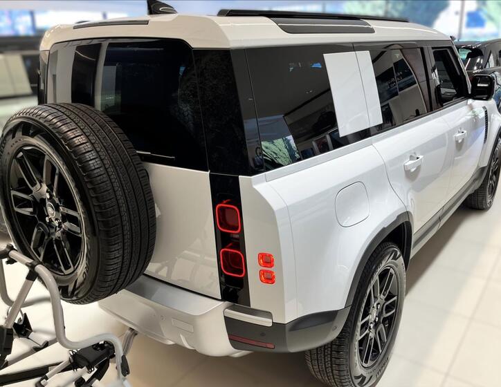 Land Rover Defender 5