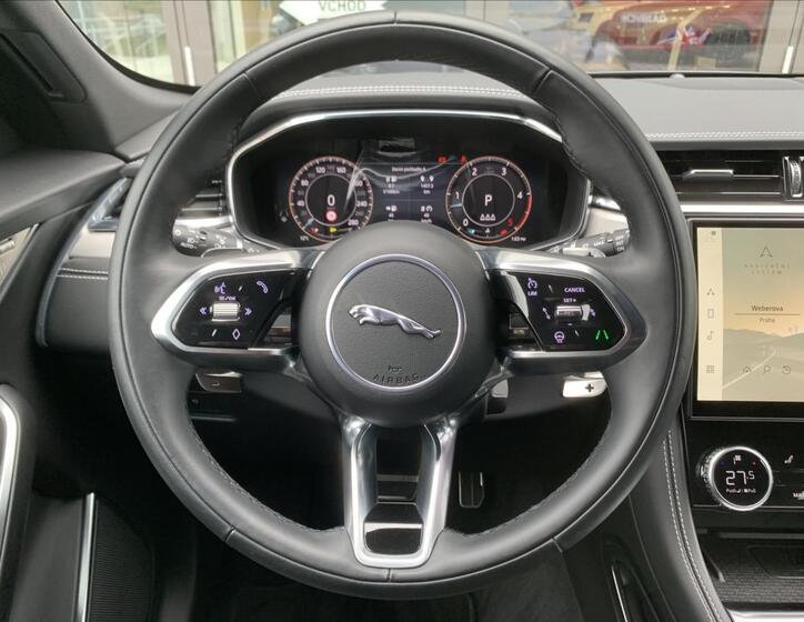 Jaguar F-Pace 18