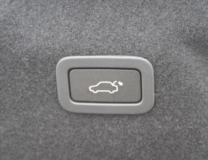 Jaguar XE 13