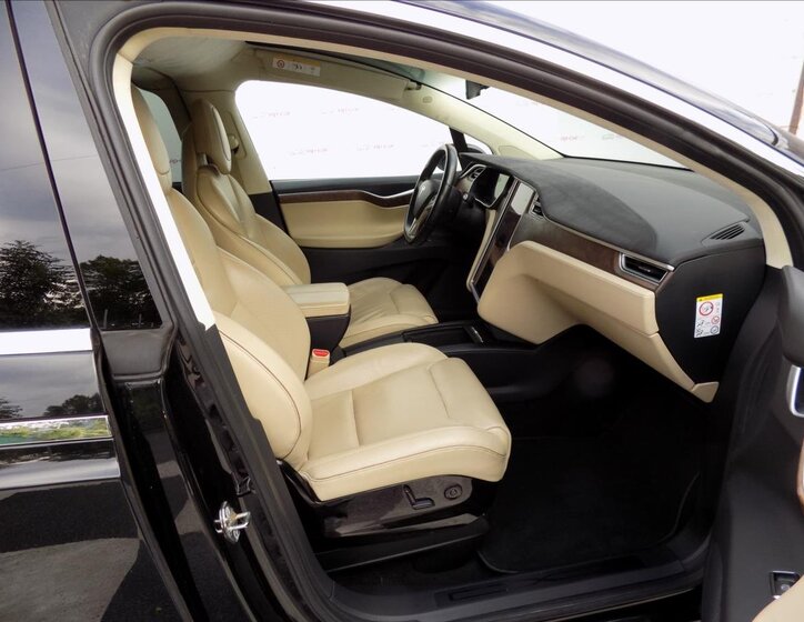 Tesla Model X 21