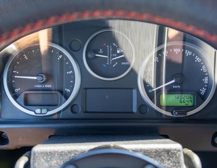 Land Rover Defender 15