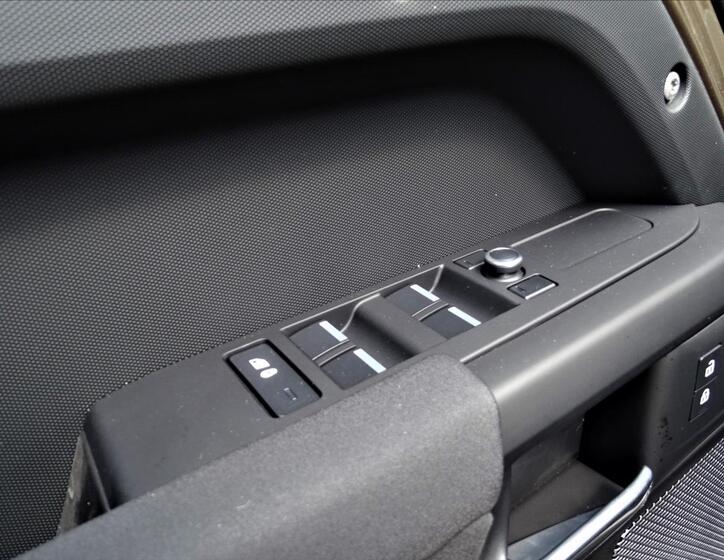 Land Rover Defender 7