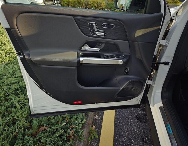 Mercedes-Benz EQB 9