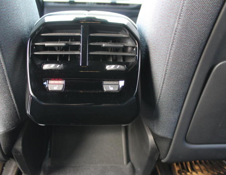 BMW iX 13