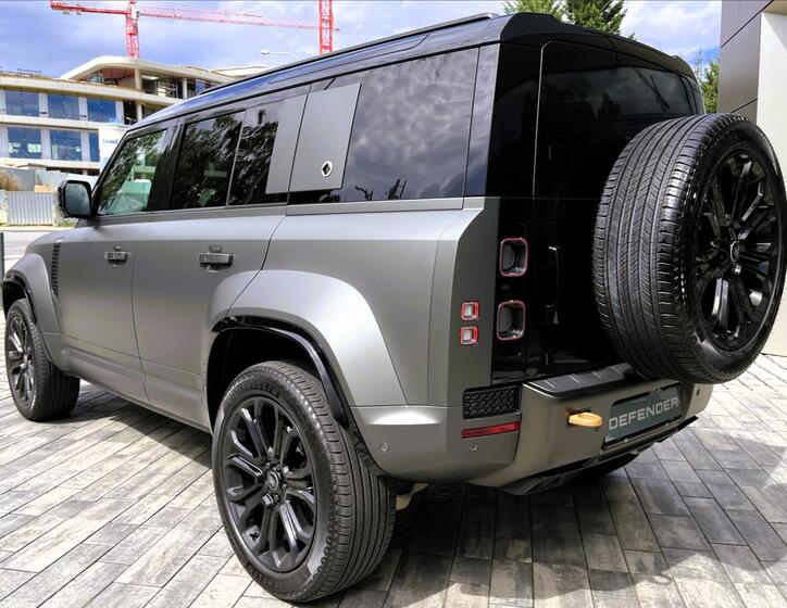 Land Rover Defender 4