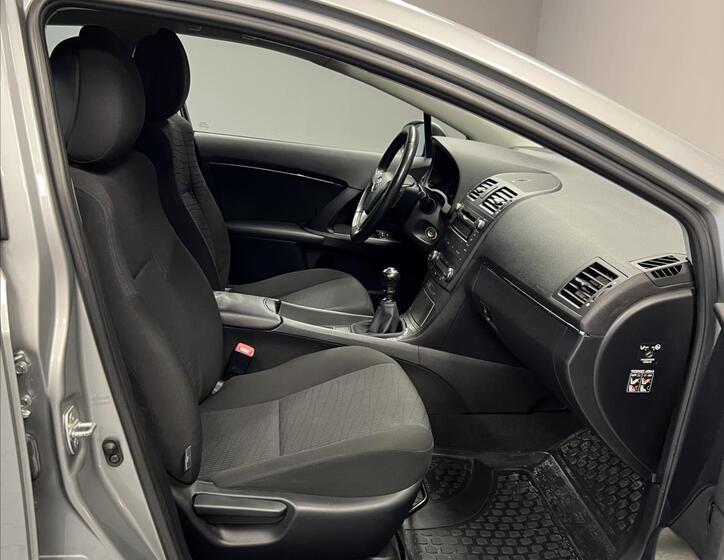 Toyota Avensis 8