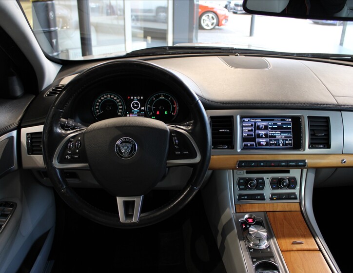 Jaguar XF 10