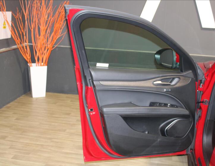 Alfa Romeo Stelvio 13