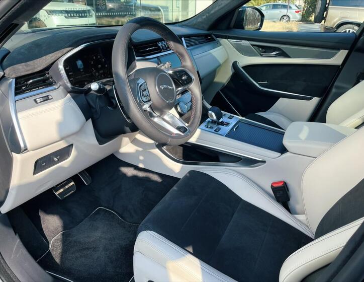 Jaguar F-Pace 7