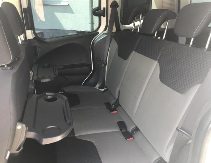Ford Tourneo Courier 9