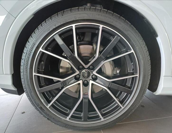 Audi Q7 8