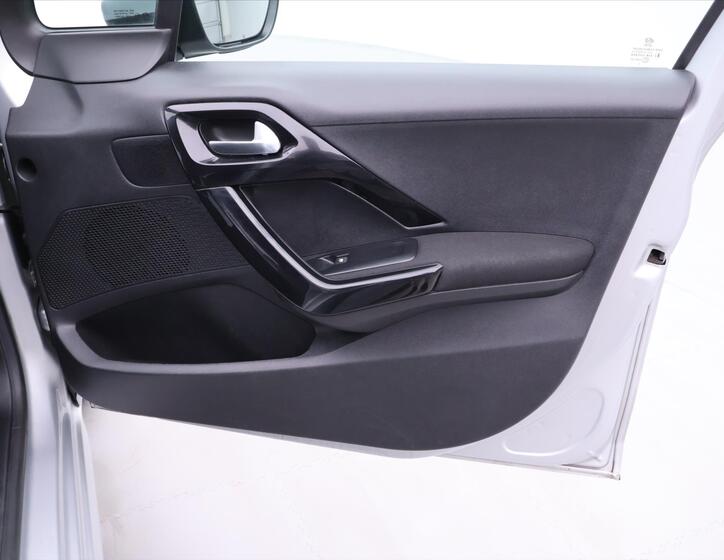 Peugeot 208 13