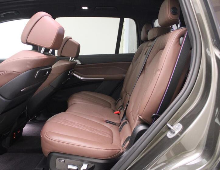 BMW X7 8