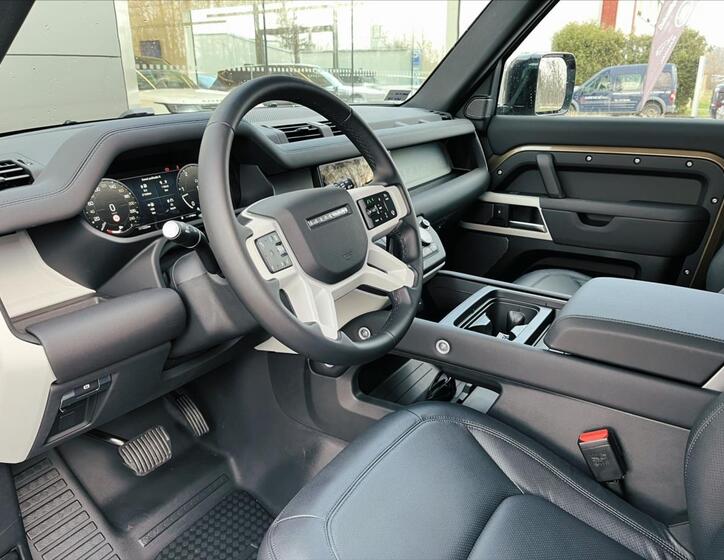 Land Rover Defender 7