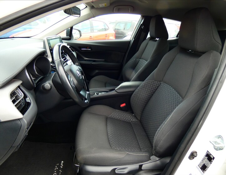 Toyota C-HR 11