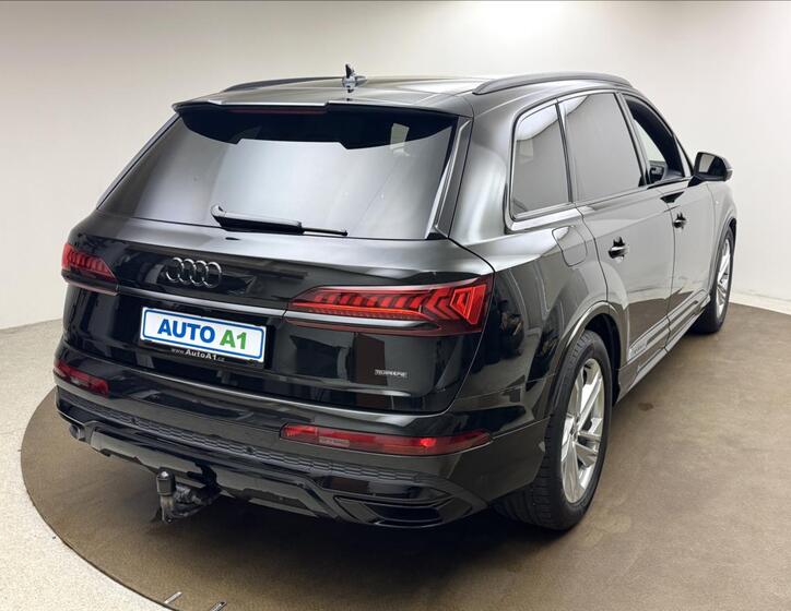 Audi Q7 4