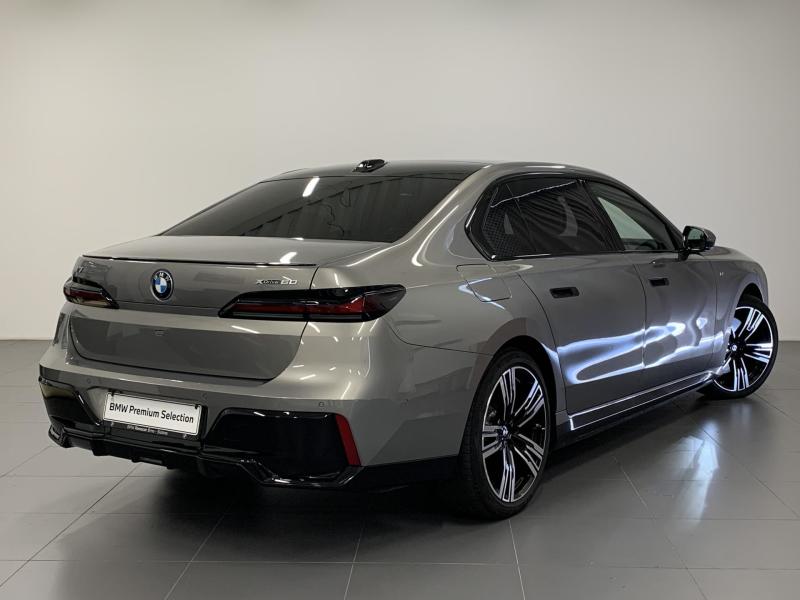 BMW i7