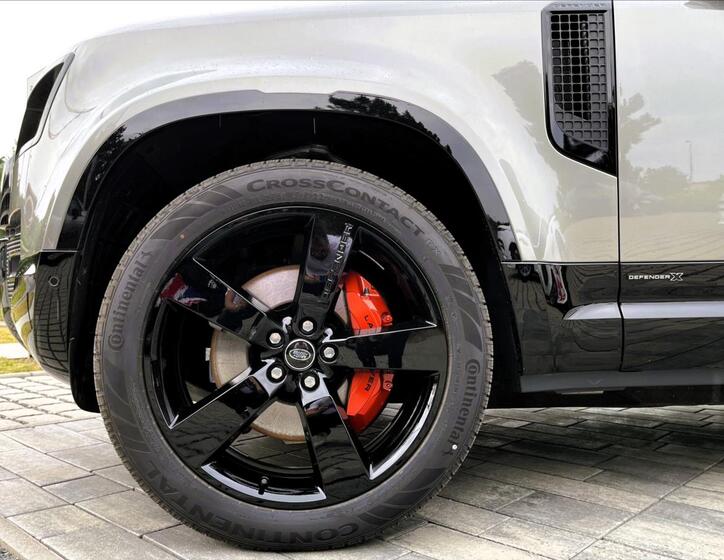 Land Rover Defender 3