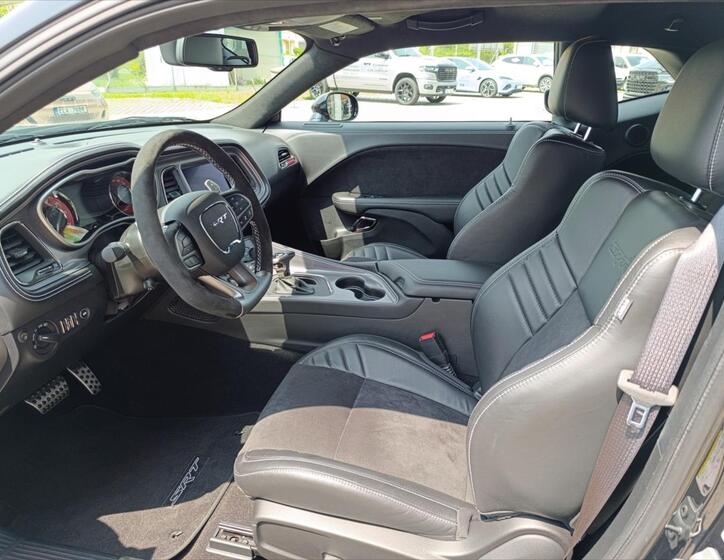 Dodge Challenger 8
