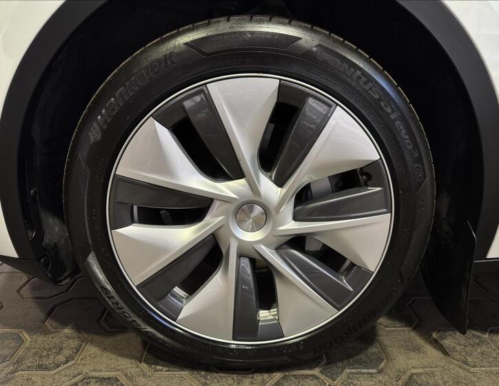 Tesla Model Y 34