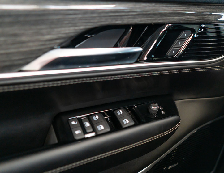 Jeep Wagoneer 16