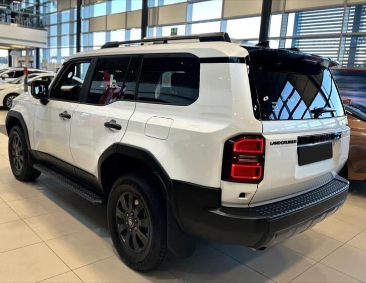 Toyota Land Cruiser 4