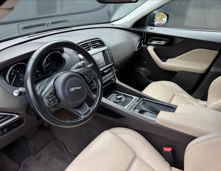 Jaguar F-Pace 9