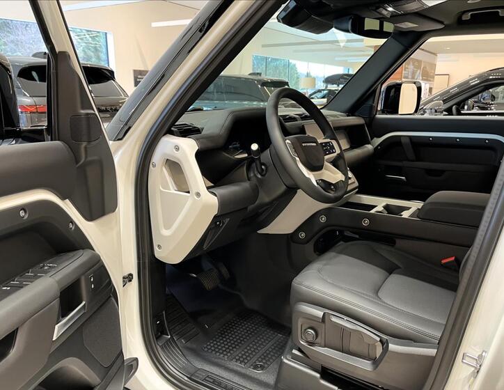 Land Rover Defender 10