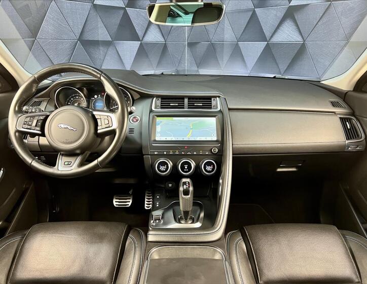 Jaguar E-Pace 10