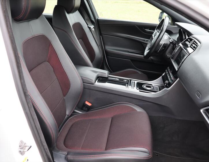 Jaguar XE 13