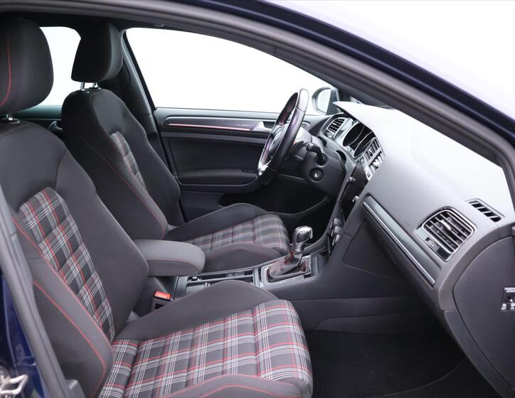 Volkswagen Golf 11