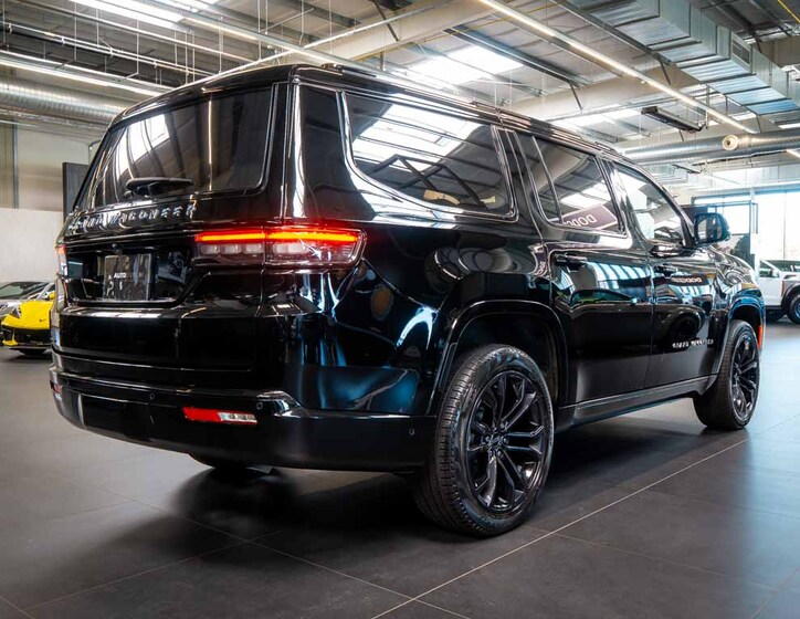 Jeep Grand Wagoneer 8