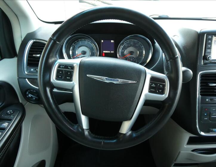 Chrysler Town & Country 25