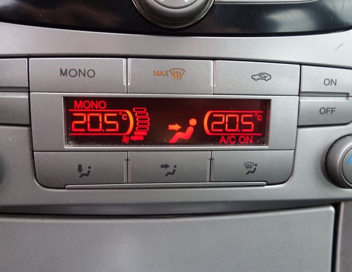 Ford Galaxy 12