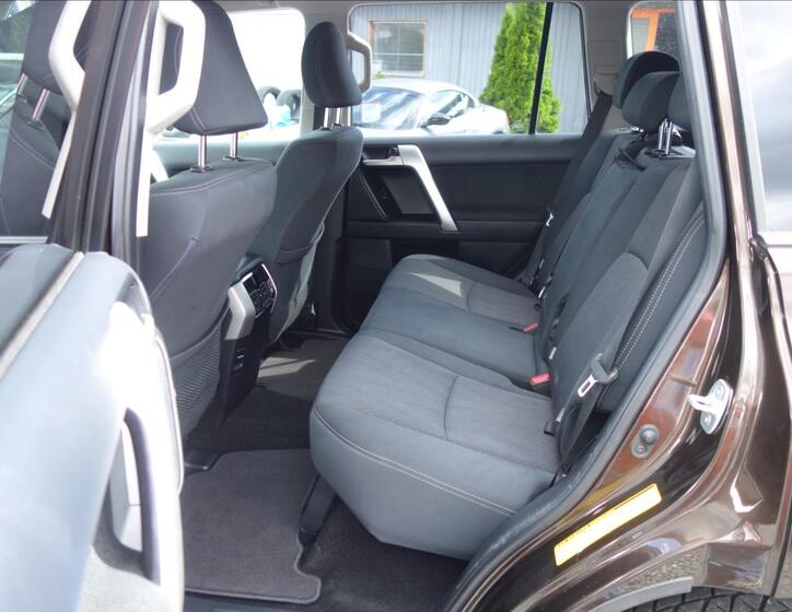Toyota Land Cruiser 16